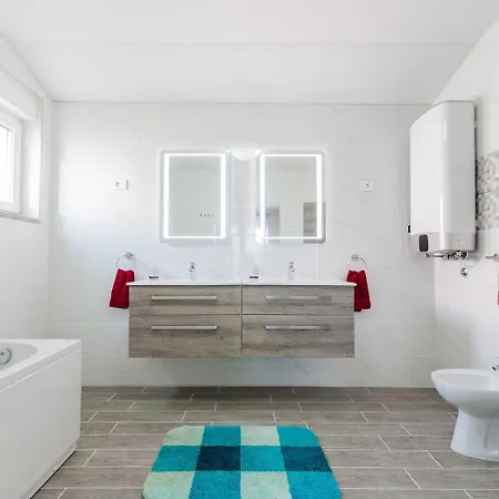Holiday home Besondere Privatvilla Mit Eigenem Pool Und Spielplatz Pula