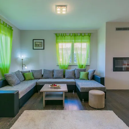 Besondere Privatvilla Mit Eigenem Pool Und Spielplatz Holiday home Pula