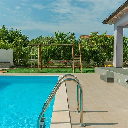 Besondere Privatvilla Mit Eigenem Pool Und Spielplatz Holiday home Pula